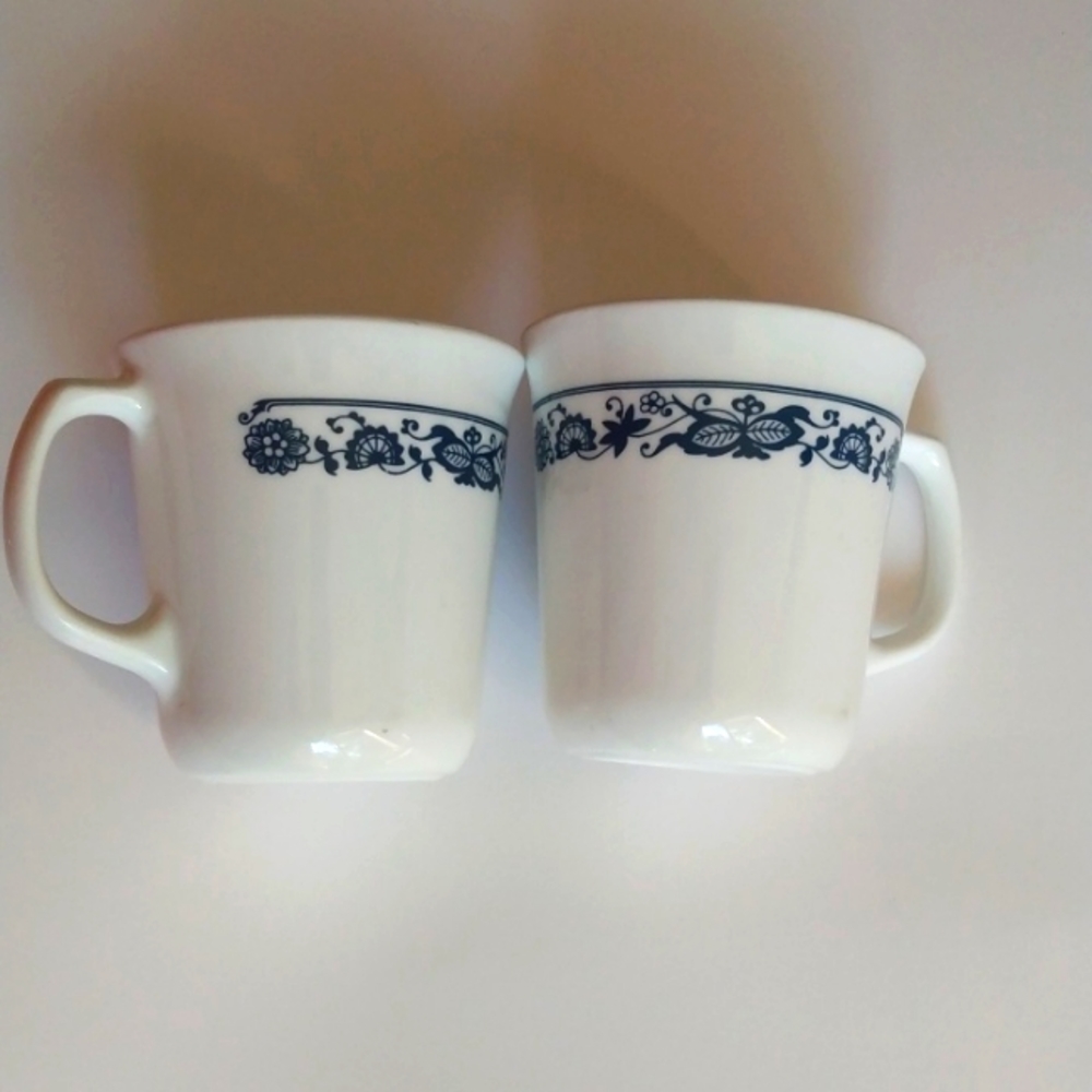 2 corning coffee cups